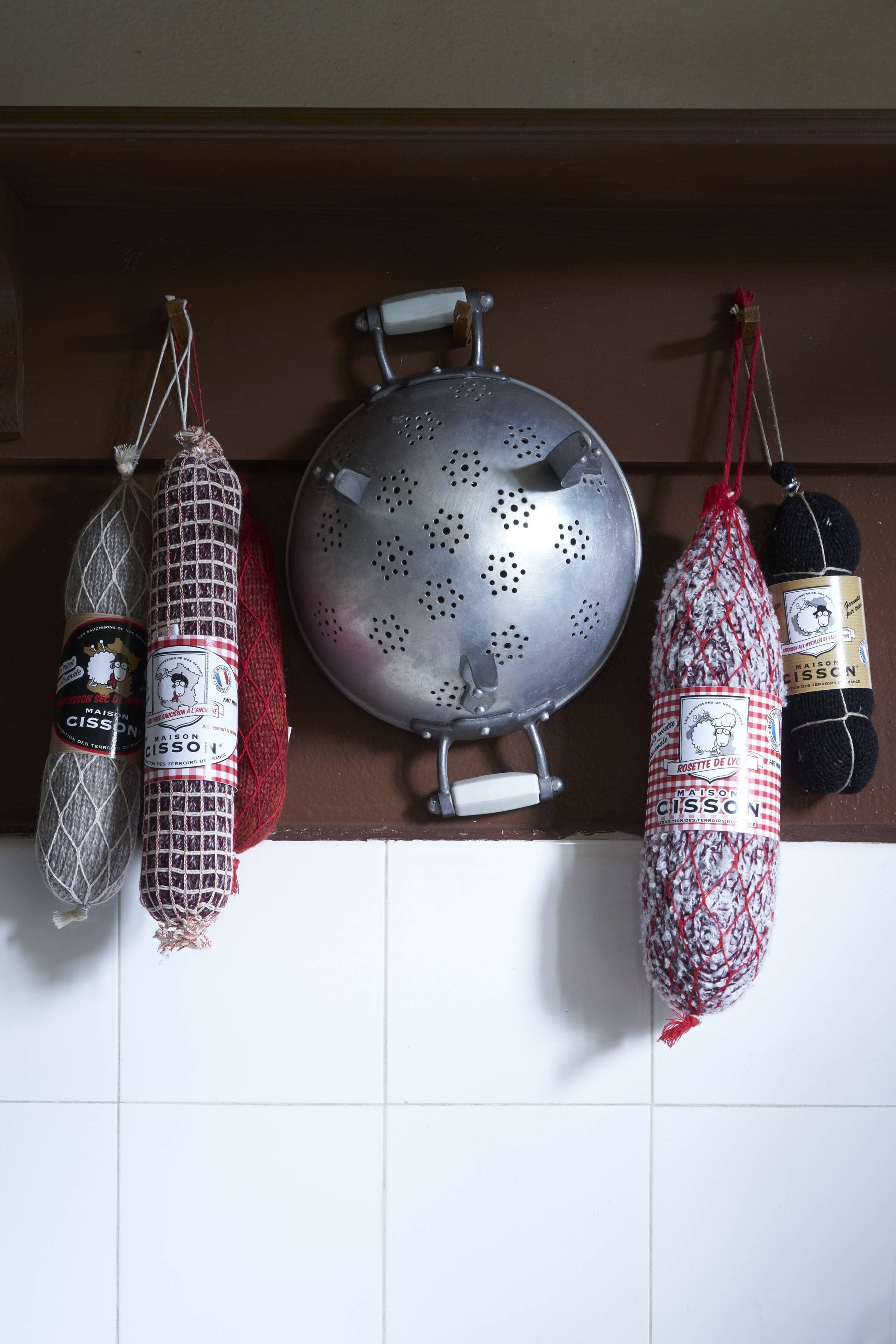 MAISON CISSON pour FAIRE PART AND CO – Engroshandel Spøg og skæmt-gave/gaveartikel – „Den rigtige gammeldags pølse“ i strik2