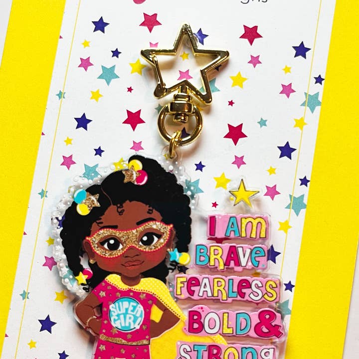 Fefus Designs – wholesale Nyckelring - Barn – Svart tjej superhjälte nyckelring – Stärkande återvunnen akryl väska charm för barn | Afro tjej nyckelring av Fefus Designs4