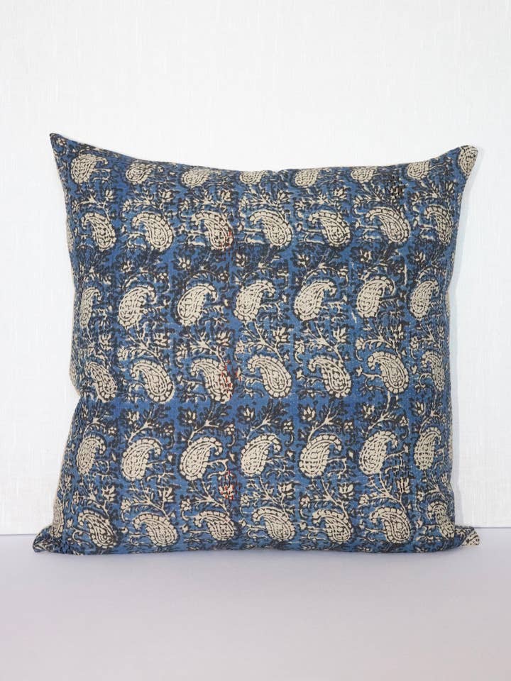 Housse de coussin Kantha Block Print - Indigo 20 x 20 pour la vente par Rameti studios