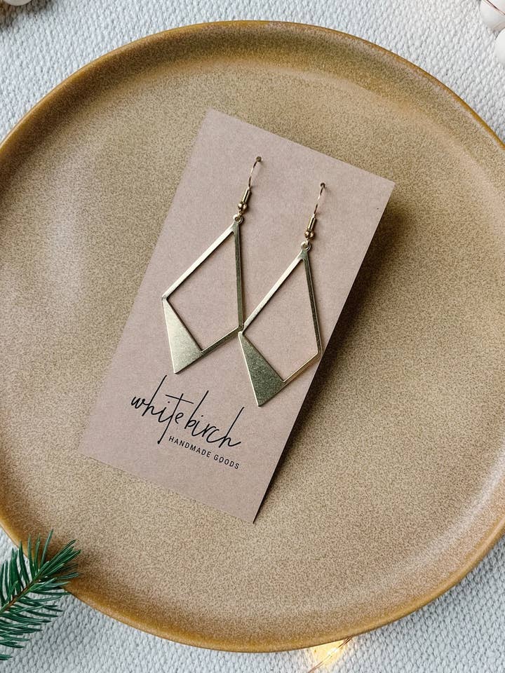 Uitgesneden diamanten Statement oorbellen in messing voor wholesale door Whitebirch Handmade Goods