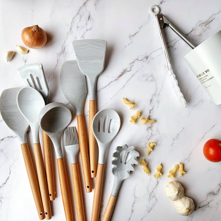 Set di utensili da cucina in silicone bianco grigio marmo all'ingrosso per  il tuo negozio - Faire Italia