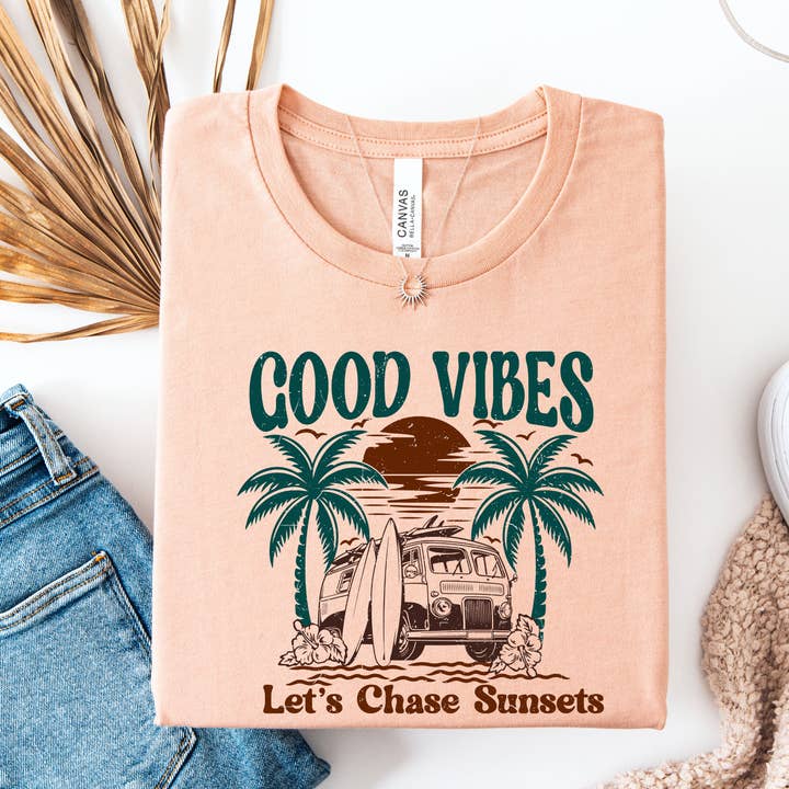 T-shirt graphique d'été "Chassons les couchers de soleil" pour la vente par Willow Poppy