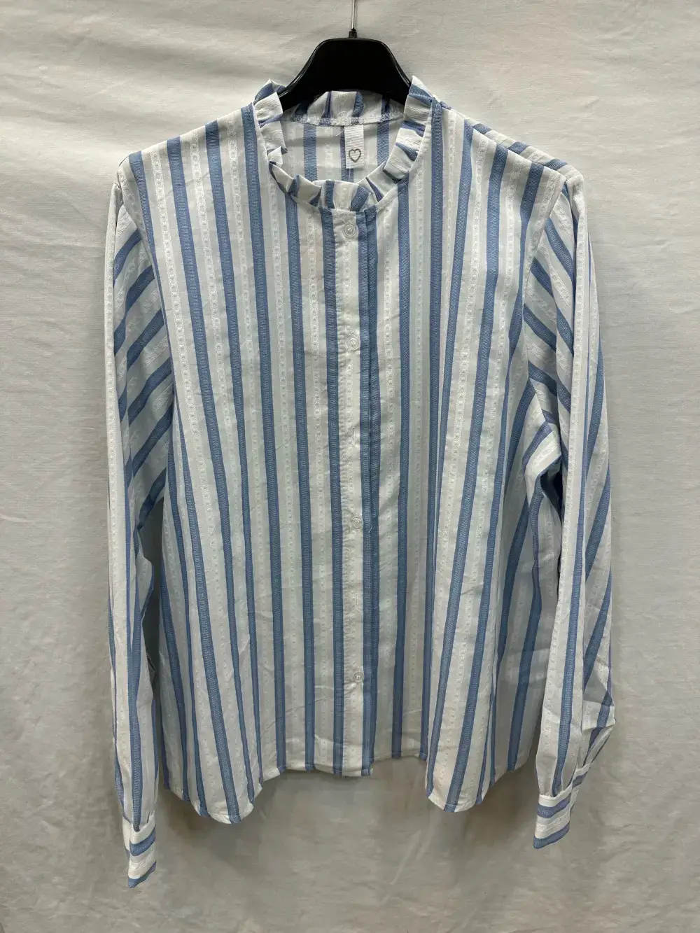 Mimi & Gogo - Wholesale Overhemd met knopen - Dames - Gestreept overhemd met ruches aan de kraag2