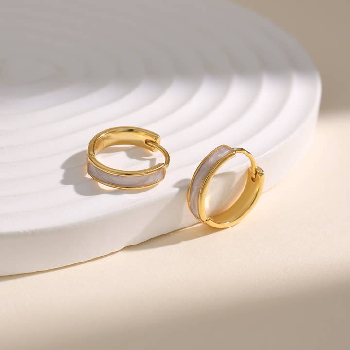 brincos de aro com incrustação branca, brincos de aro plano dourados, E249 por atacado de Melange Blanc