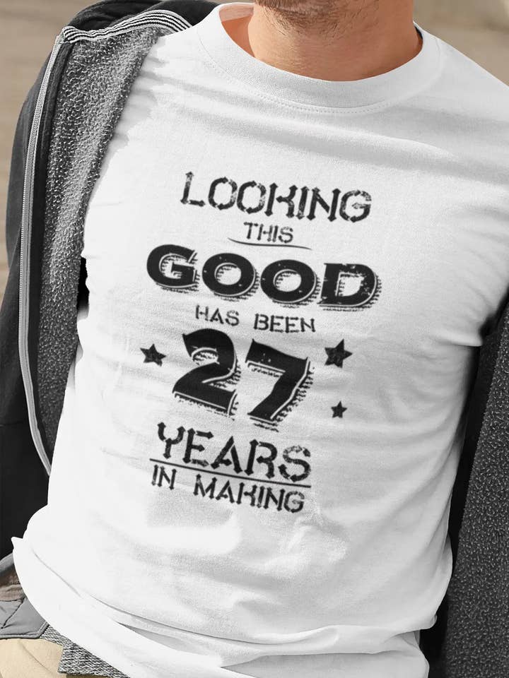 Looking This Good Has Been 27 Years is Making Herr-T-shirt vit födelsedagspresent 00438 för wholesale av ULTRABASIC