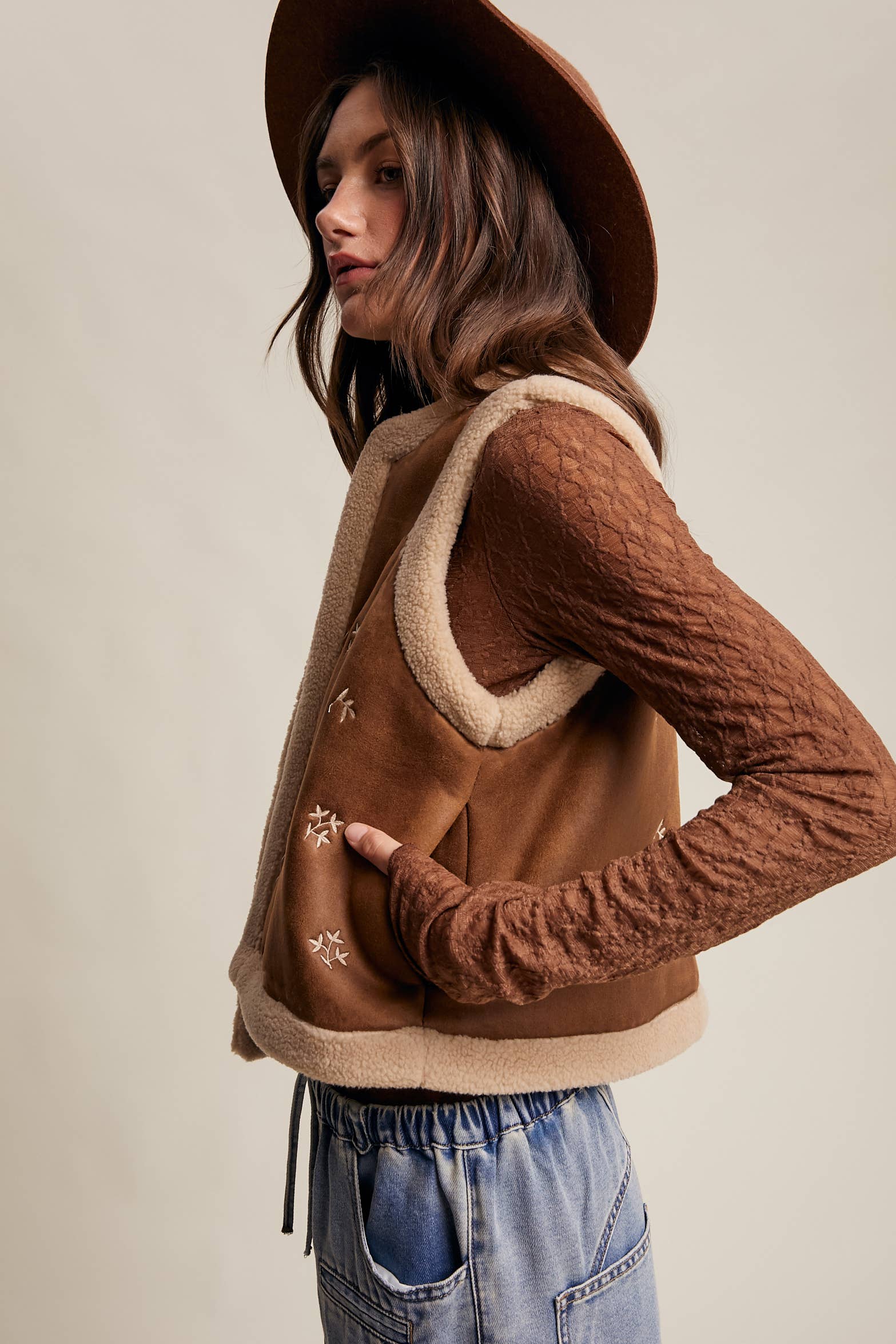 Listicle - Vendita all'ingrosso Gilè imbottito - Donna - Gilet in Finta Pelle Scamosciata Ricamata con Pelliccia Sintetica4