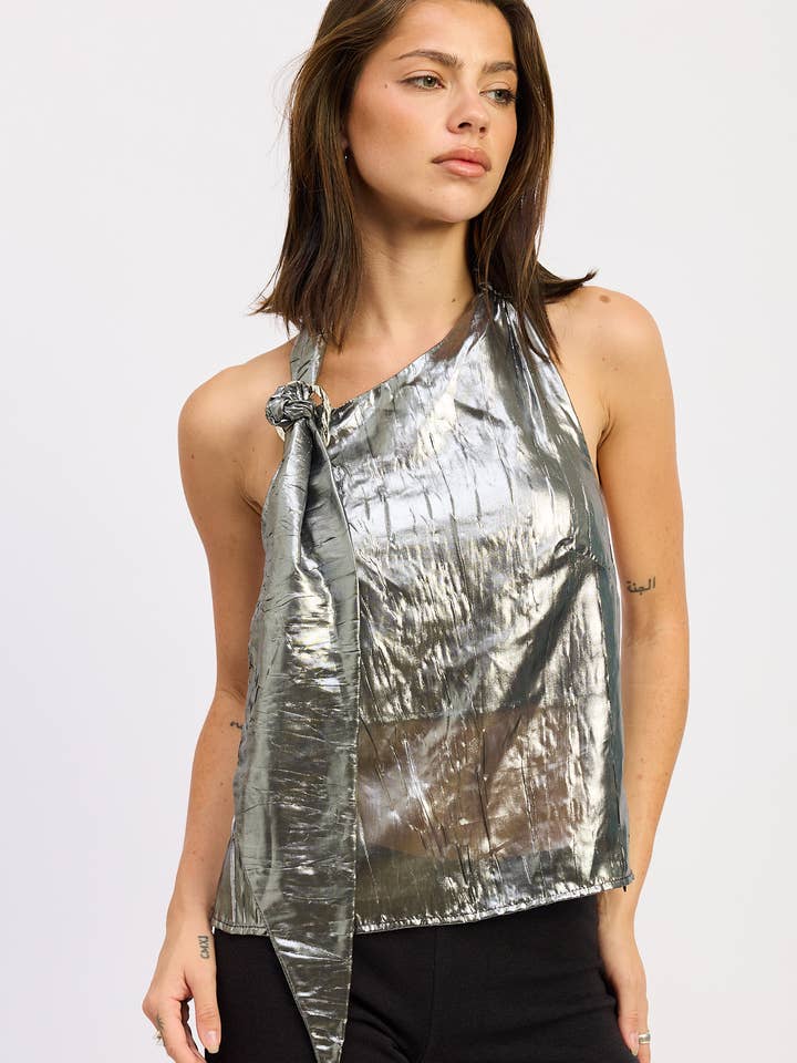 TOP MÉTALLIQUE ASYMÉTRIQUE AVEC DÉTAIL ÉCHARPE pour la vente par Emory Park