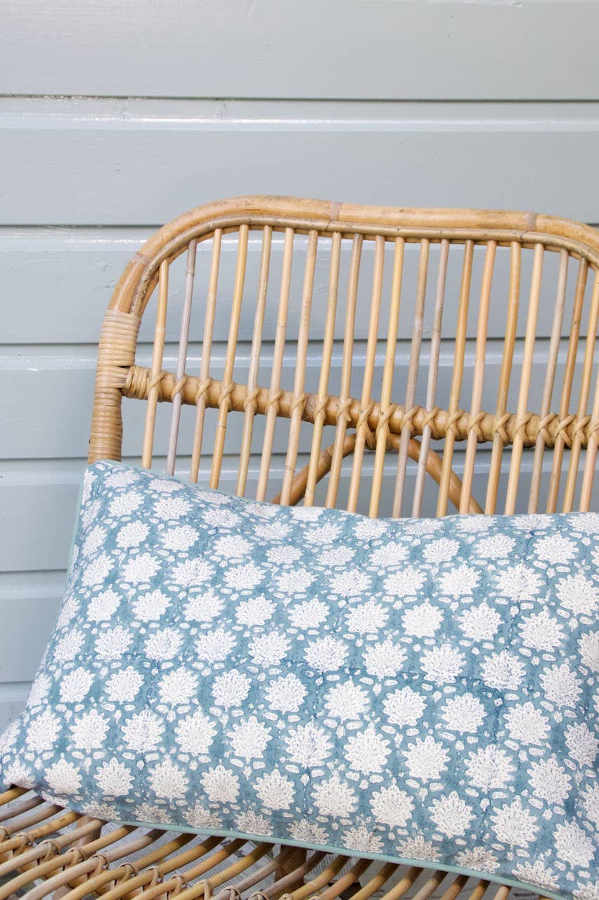 Rozablue – wholesale Dekorativ kudde – Handgjord kudde Breezy blå 40 x 60 cm2