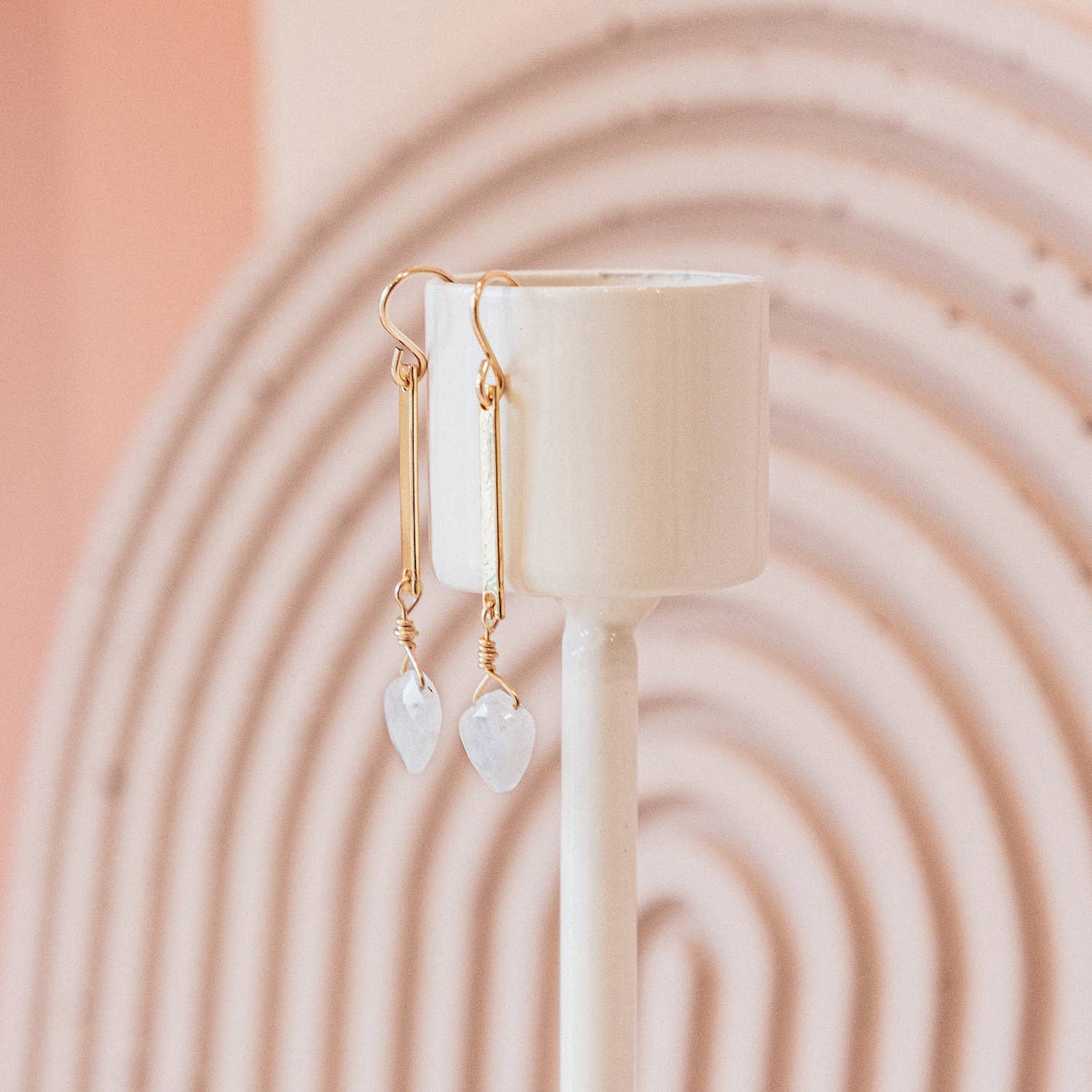 Mineral and Matter – Engroshandel Hængeøreringe og creoløreringe – Moonstone Bar dråbe øreringe regnbue månesten lang ørering1