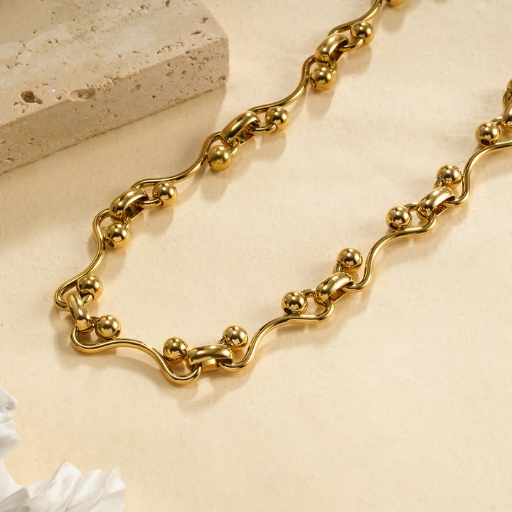 Collier Chaîne Dorée Maille Sinueuse pour la vente par JOYA