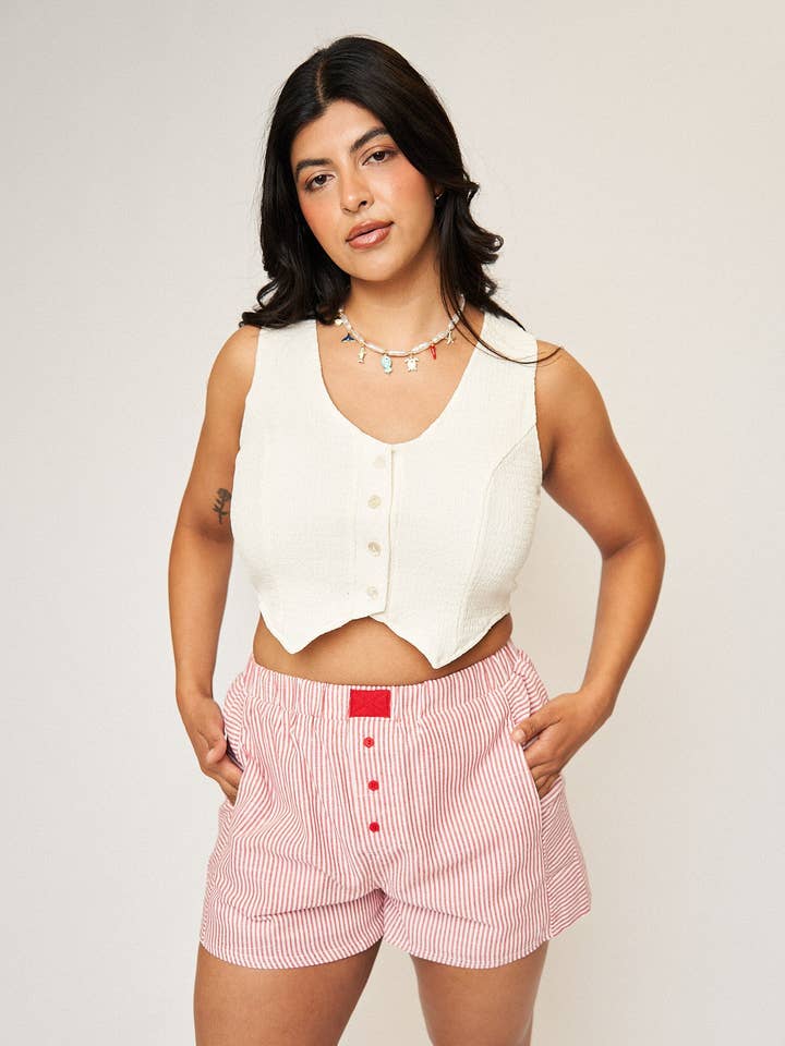 Chaleco de Crepé Marielle Pebble en Crema Talla Grande Disponible para venta al por mayor de What Lo Wants