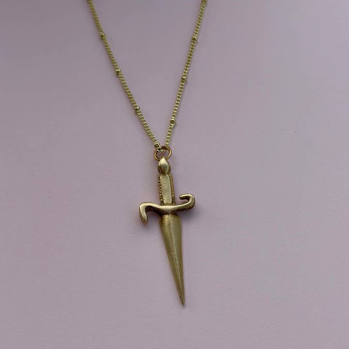 Collier Épée Chevalier Gothique pour Ren Faire Dark Academia pour la vente par The Brass Era