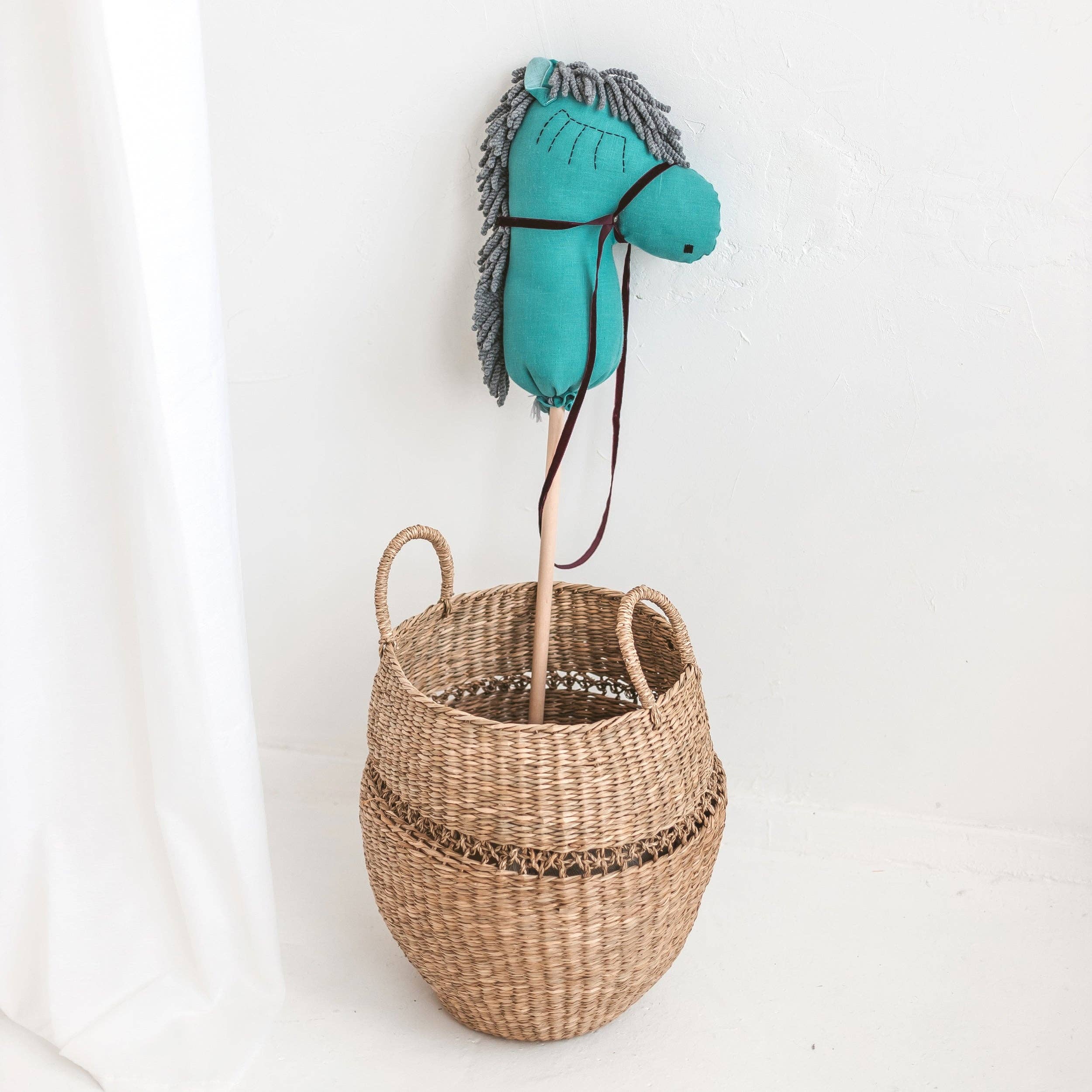 MINICAMP - Venta al por mayor Peluche - Niños y bebés - MINICAMP Juguete de Palo de Caballo de Afición Unicornio – Juguete de Montar Hecho a Mano de Lino en Color Verde Azulado con Pelo Gris3