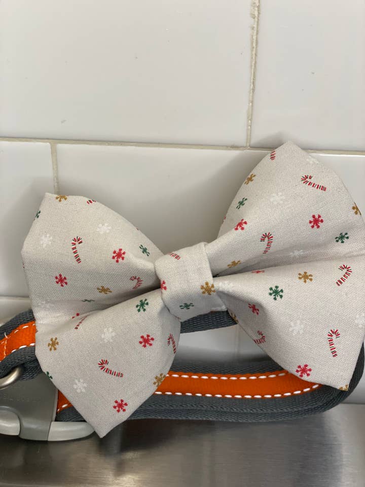 Papillon natalizio per cani, bastoncini di zucchero e fiocchi di neve per la vendita all'ingrosso da parte di Swanky Pawz