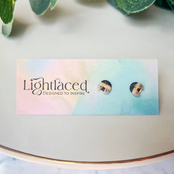 Baby Bumblebee | Mini-boucles d'oreilles à tige en argile pour la vente par Lightlaced