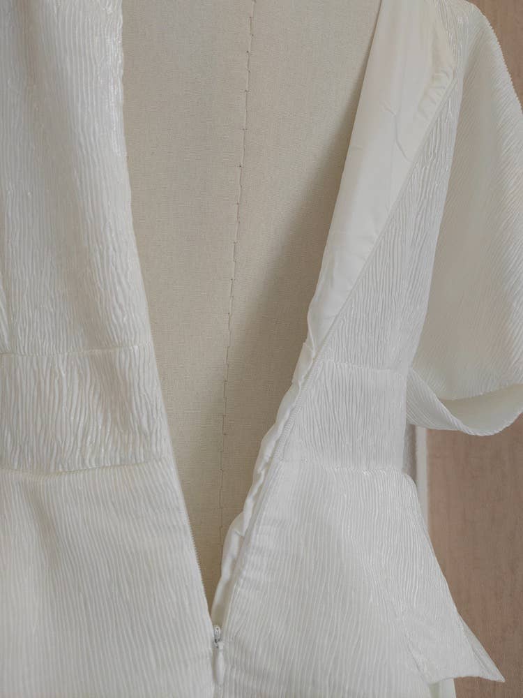 Hvid DR540Y Aftenkjole med 3D blomsterbroderi og plisseret talje for engroshandel på Faire6