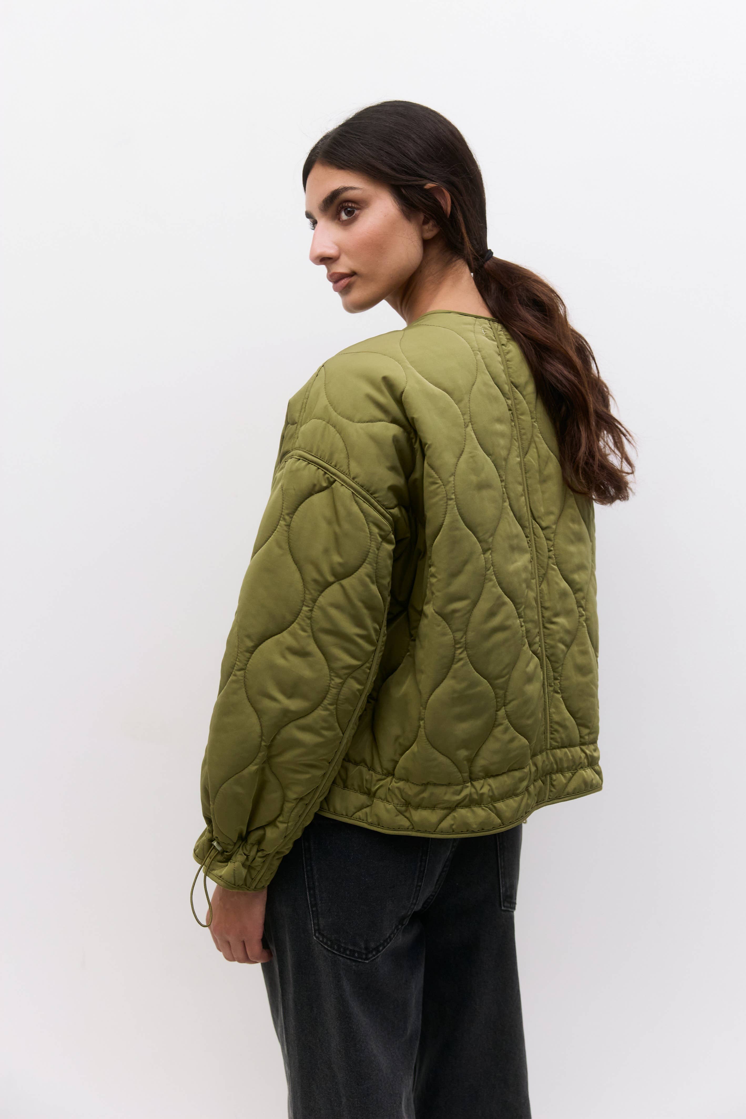 MOD REF – Großhandel Jacke – Damen – The Kara Jacket | Gesteppte Jacke mit Reißverschluss5