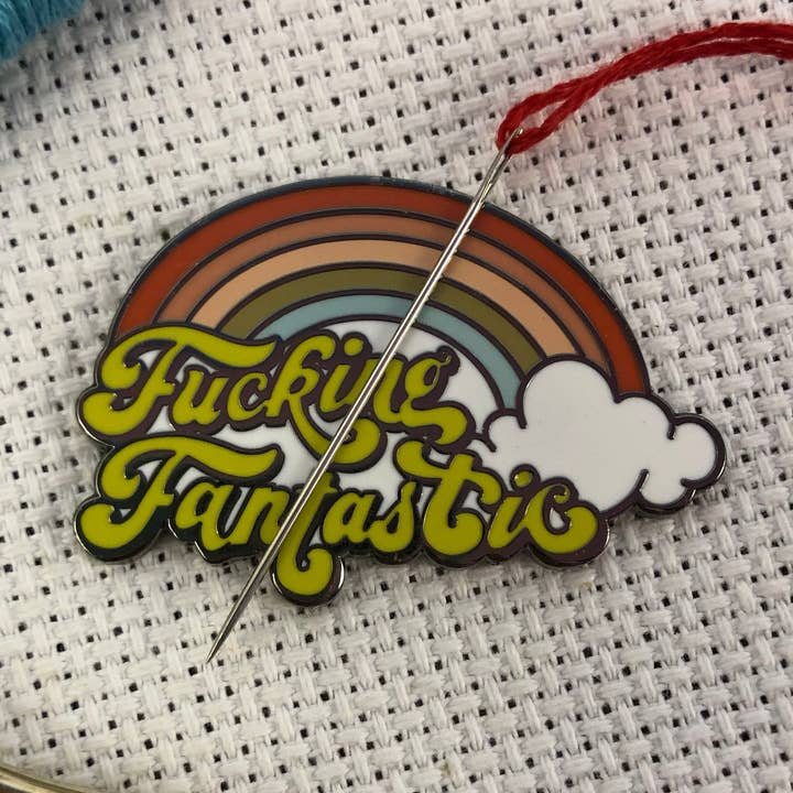 F*cking Fantastic Retro Needle Minder Rainbow - Porta-aghi magnetico in smalto sarcastico - Ricamatore per aghi vintage Snarky F Word per la vendita all'ingrosso da parte di Snarky Crafter Designs