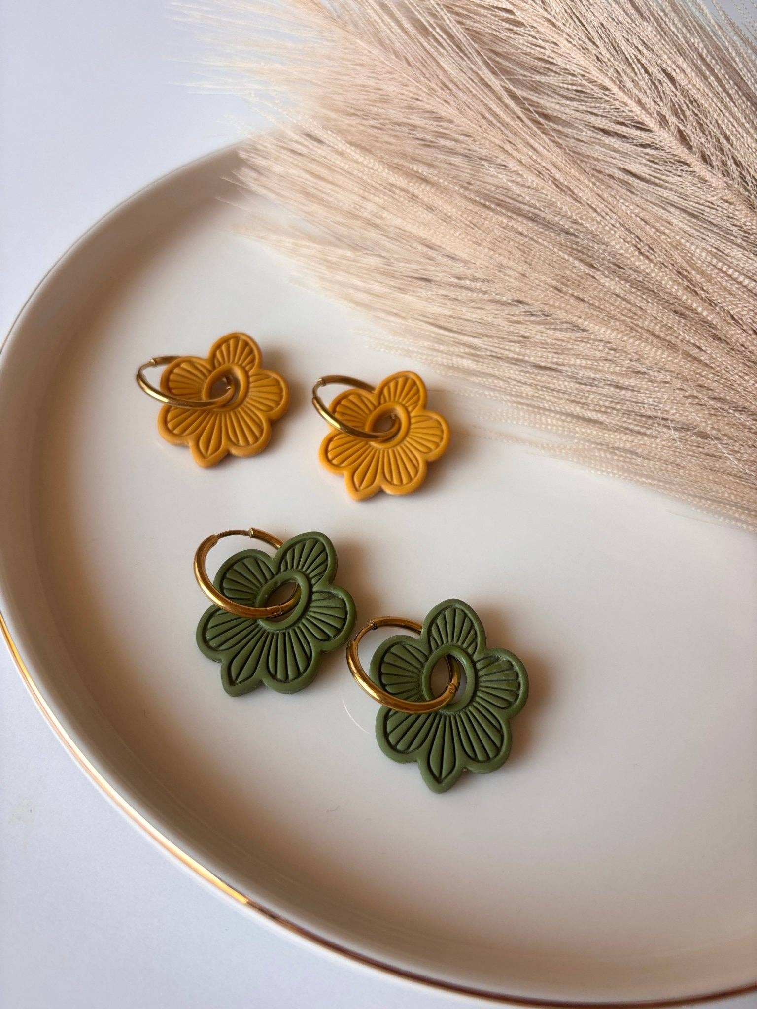 DUESTELLE ITALIA - Wholesale Dangle Earrings - Amaia - Hoop earrings with 18K gold-plated flower charm9