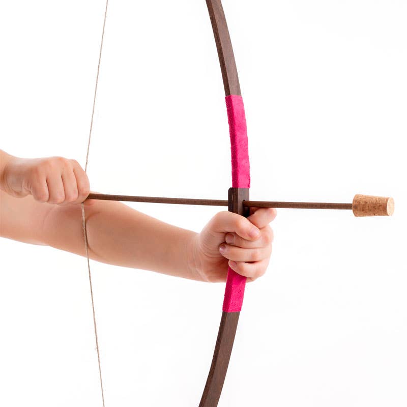 KALID MEDIEVAL – Großhandel Holzspielzeug – Kinder – Rustikaler Holzbogen mit Wildledergriff S und 3 Holzpfeilen mit Korkspitze - ST454F9