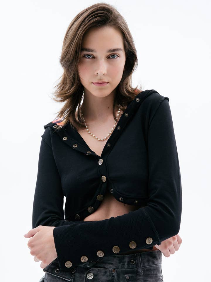 Svart hoodie med knappar för wholesale av PunkyFish London