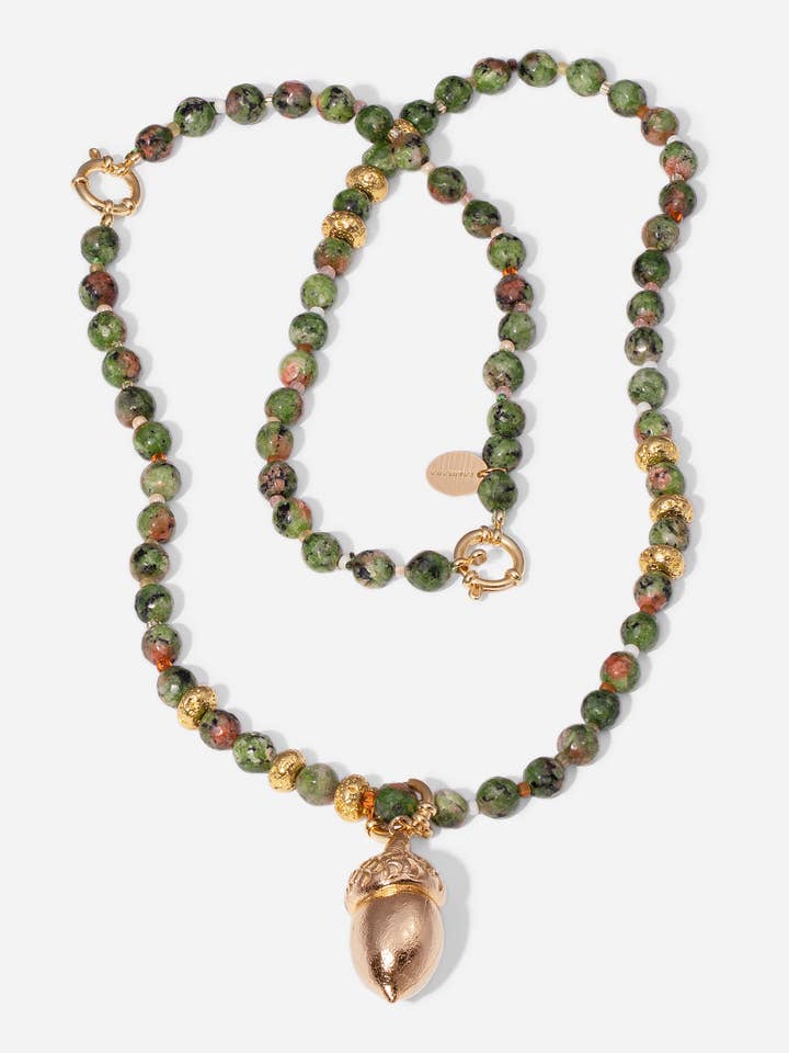 COLLANA GHIANDA DORATA, LUNGA CON PERLINE VERDE SCURO E PEZZO DI BRONZO A FORMA DI GHIANDA per la vendita all'ingrosso da parte di CASHFANA