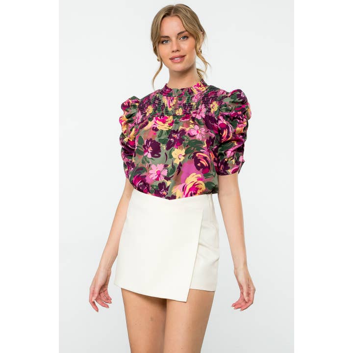 Olivefarbene Bluse mit gerafften Ärmeln und lebhaftem Blumenmuster für den Großhandel von THML