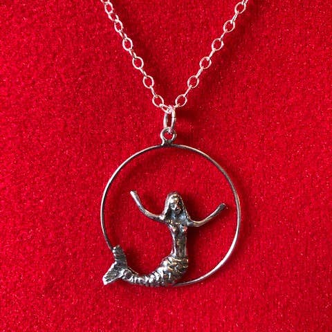 Anhänger „Meerjungfrau auf dem Reifen“, Sterlingsilber, 45,7 cm, an einer Kette aus Silber für den Großhandel von Moosepablos, Inc.