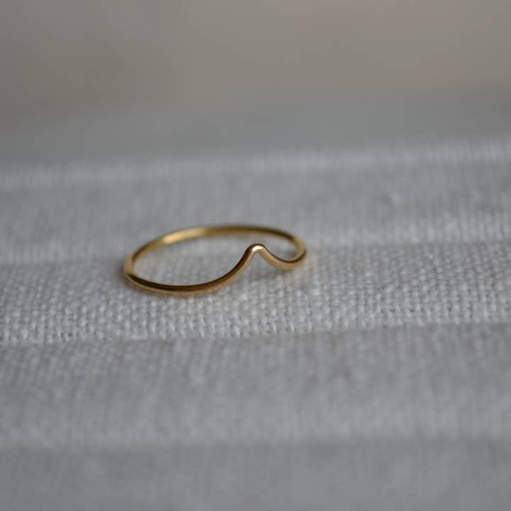 Kolera Jewellery – Großhandel Band/Stapelring – Dünner Gold Chevron Ring, Gold V Ring, zierlicher Goldring, Dünner Goldring, 14 Karat Gold gefüllter Ring, Gold gefüllter Chevron-Ring, Einfacher Goldring