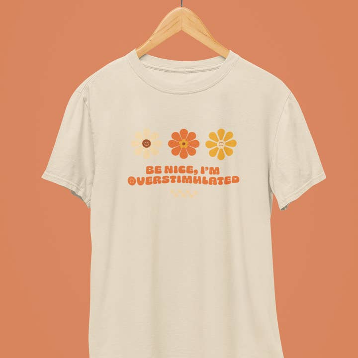 Vær sød, jeg er overstimuleret grafisk tee for engroshandel hos amarieacreates