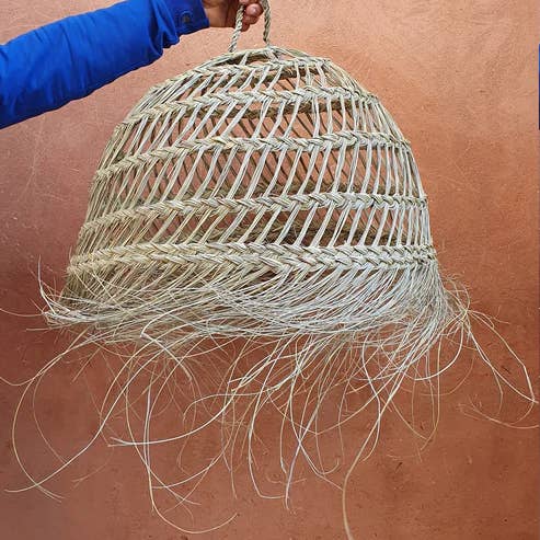 Luminaire suspendu en forme de boule de paille, abat-jour en osier du Maroc, décor pour la vente par Moroccan Natural bazaar