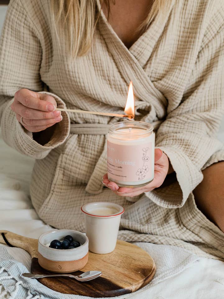 Domenica mattina | Candele fatte a mano per la vendita all'ingrosso da parte di By Caley Joy