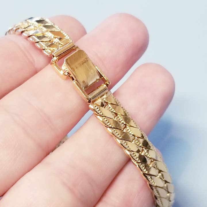 Gina's Galley - Bracelet gravé épais pour la vente par Shrake Culture