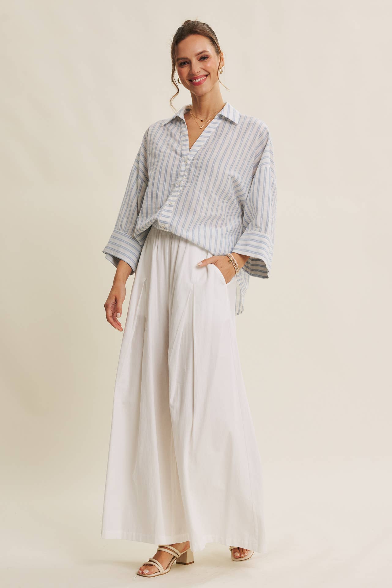 in february – Engroshandel Skjorte med buttondown – til kvinder – PERFEKT STRIBET SKJORTE MED KNAPPER OG BREDE ÆRMER TIL OVERGANGSPERIODEN18