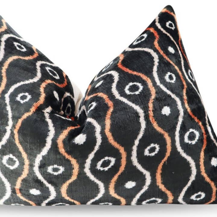 Handgefertigtes Samtkissen 16x24 Schwarz Weiß Orange Geo für den Großhandel von Canvello