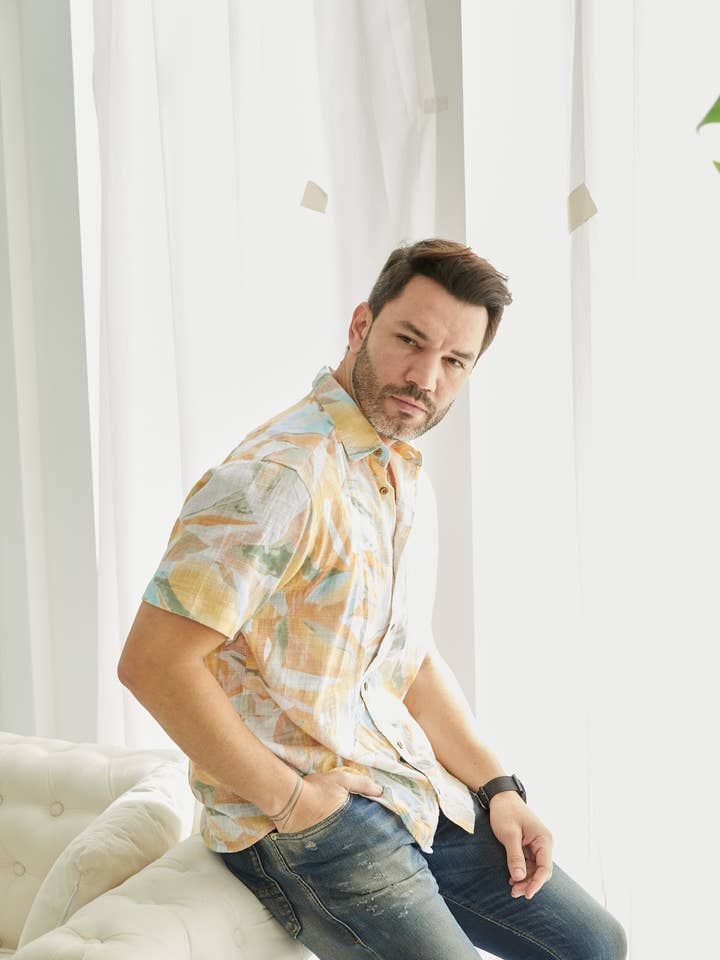 Chemise à manches courtes imprimée pour la vente par The ULU Canada Ltd.