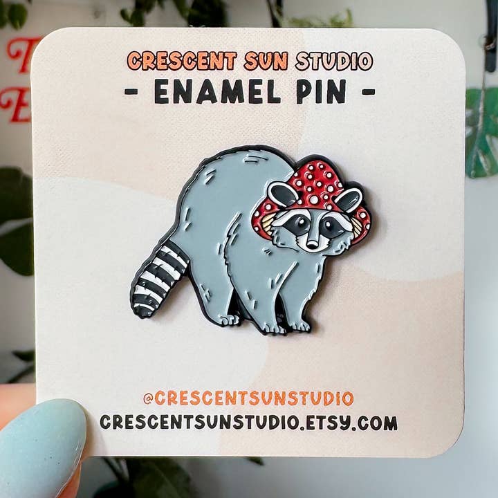 Pin de esmalte de mapache, Pin de esmalte de seta linda para venta al por mayor de Crescent Sun Studio