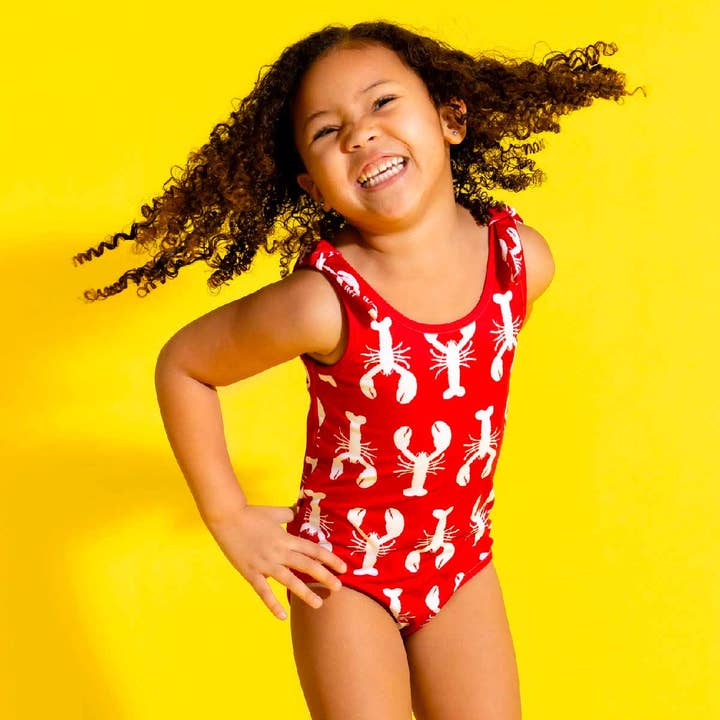 Monica + Andy – Engroshandel Badedragt - Børn – Børn & Baby Badetøj Bindebadedragt Én-Del_Hummerfortællinger på Rød2