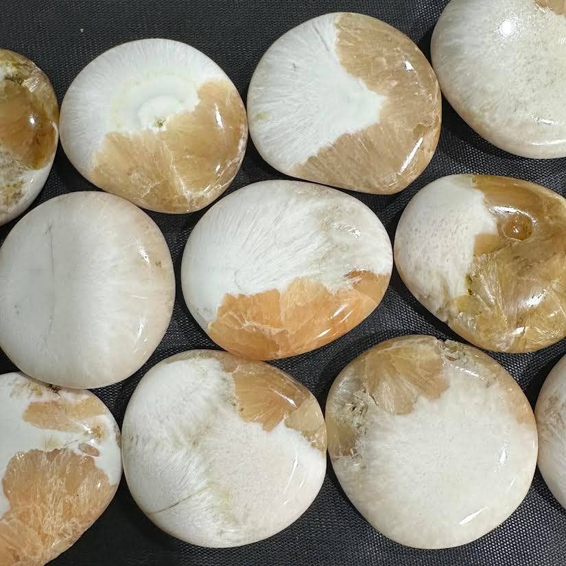 Crystal Deal· Wholesale Crystals & Gifts - Wholesale Spiritual Stone/Crystal - Stilbite & Scolecite Palm Stone - 1 pc 0