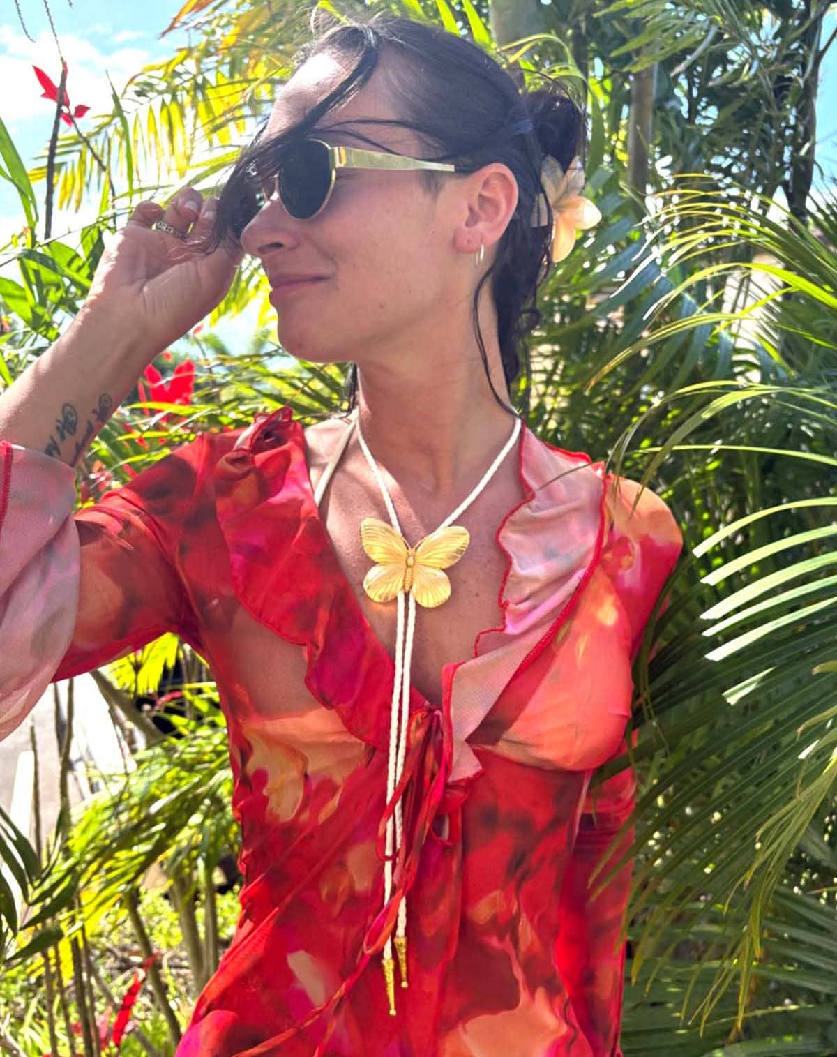 Daisy Del Sol – Großhandel Y- & Lasso-Halsketten – Goldener Schmetterling-Bolo-Tie1