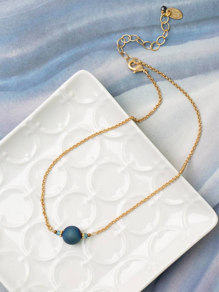 Starry Night, Titanbeschichtete Geodenperle mit schlichter Halskette aus tschechischem Glas, 35,6 x 40,6 cm für den Großhandel von Anne Vaughan Designs Jewelry