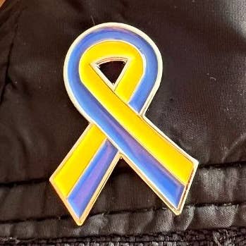 Épinglette ruban drapeau de l'Ukraine 30x25 mm pour la vente par Beclosetoyou