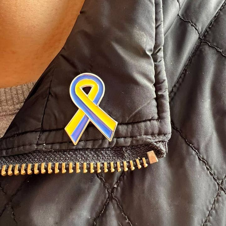 Ukraine Flag Ribbon Lapel Pin 30x25 mm for wholesale by Beclosetoyou