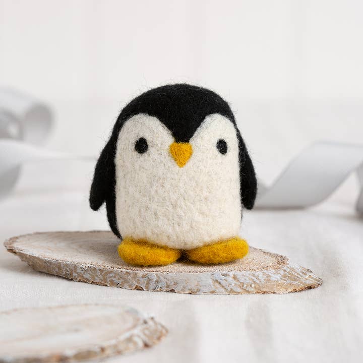 Wool Couture Company - Wholesale Knutselnaai-set - Mijn Pocket Penguin Easy Needle Felting Kit1