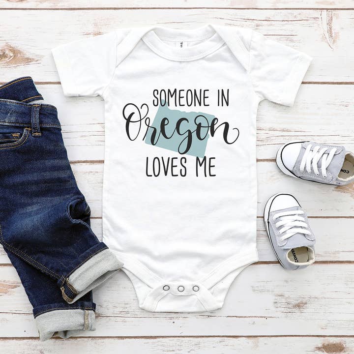 Quelqu'un en Oregon m'aime body bébé pour la vente par Itsy Bitsy Bella Co