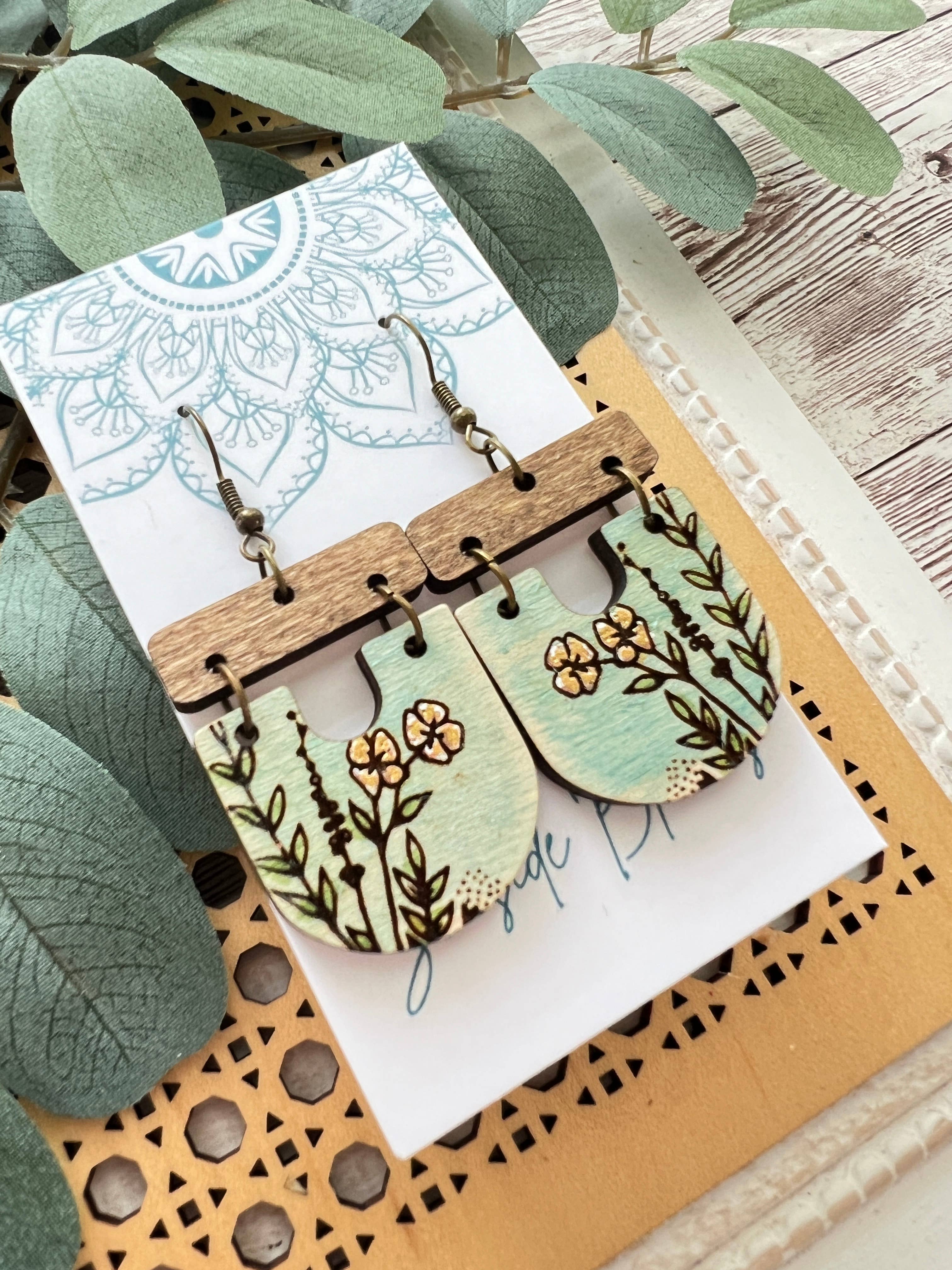 Seasideblooms - Venta al por mayor Pendientes colgantes - Pendientes bohemios de madera de arce con flores pintadas a mano, ligeros1