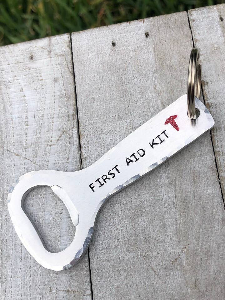 Flesopener „EHBO-kit” voor wholesale door The Imprint Duo