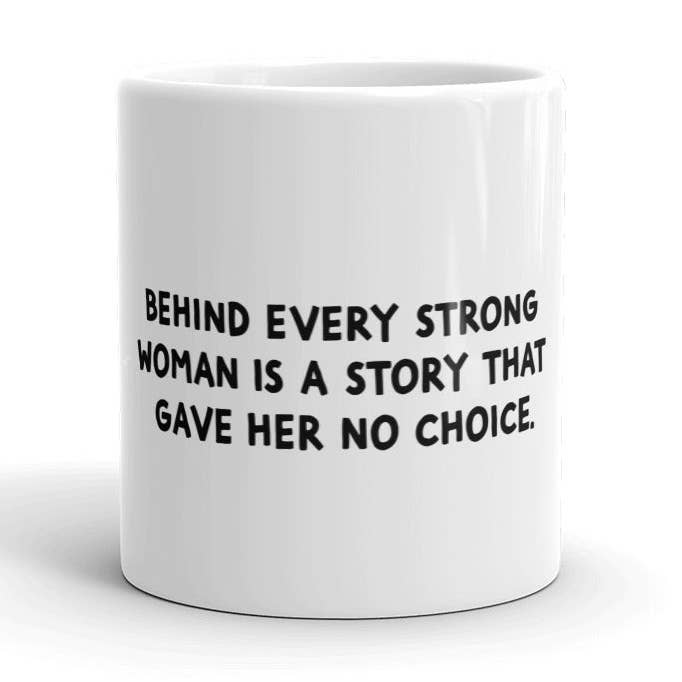 “Atrás de cada mulher forte está uma história que não lhe deu escolha” caneca branca brilhante por atacado de Women Who Inspire LLC
