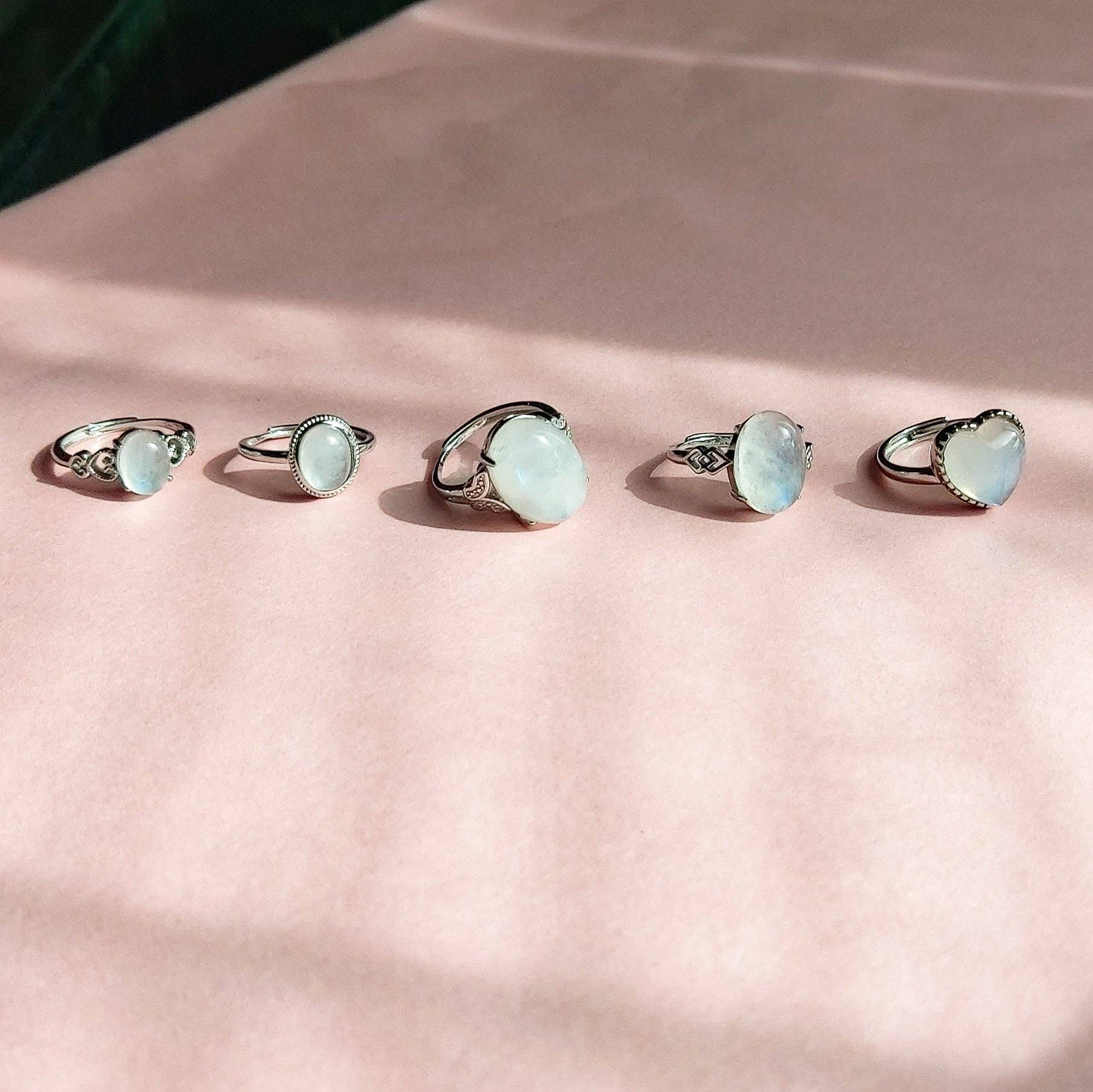 PIEDRA LUNAR CON BASE PLATEADA Anillo DEVA HEART de plata 925 ~ ajustable con forma de corazón y piedra lunar, piedra lunar natural de venta al por mayor en Faire5