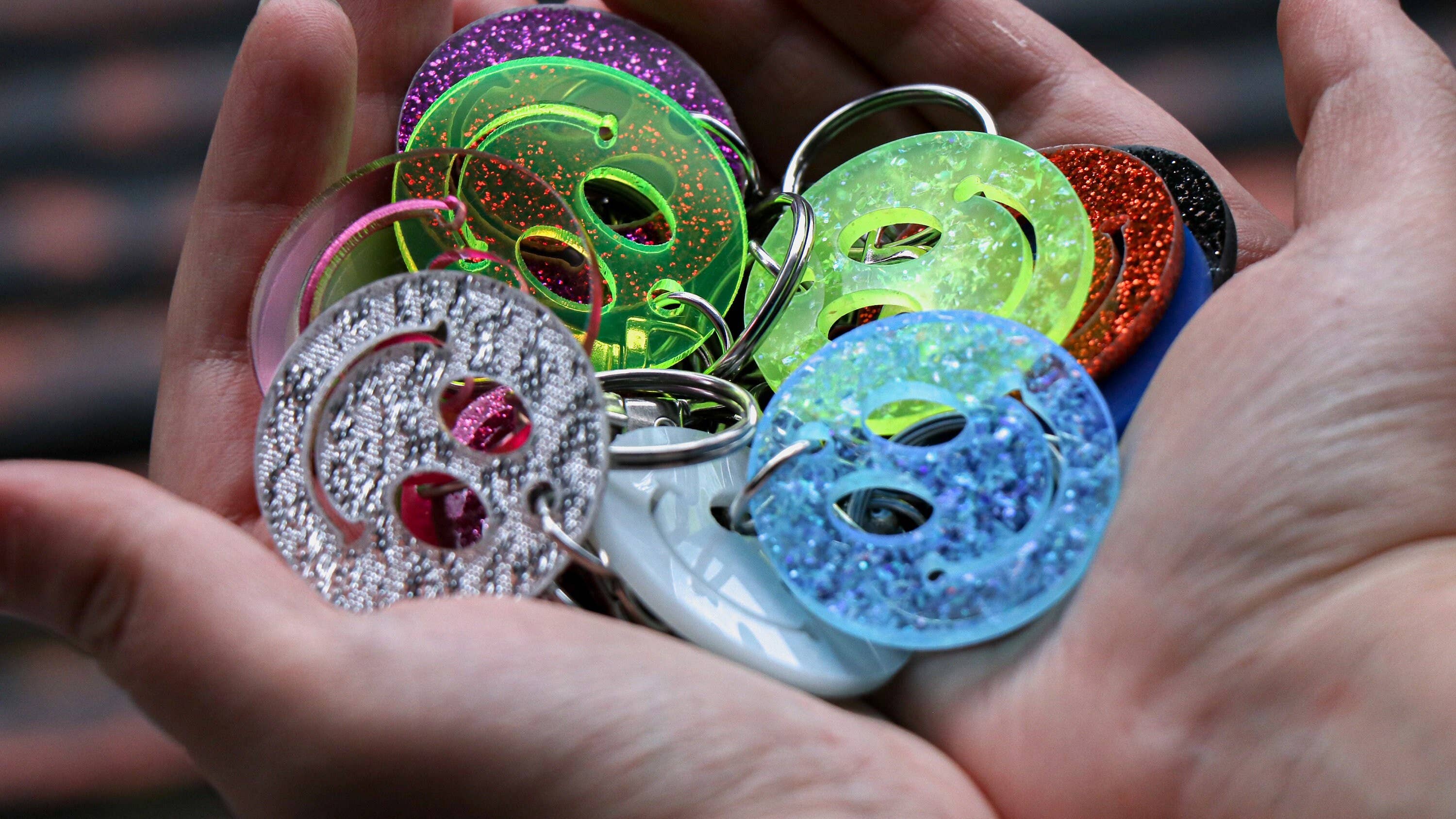 DeanMish – Engroshandel Nøglering - Dame – Laserskåret Mini Smiley akryl nøgleringe0